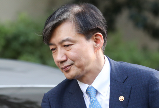 전격적으로 사의를 밝힌 조국 법무부 장관이 14일 방배동 자택으로 들어가고 있다. 연합뉴스